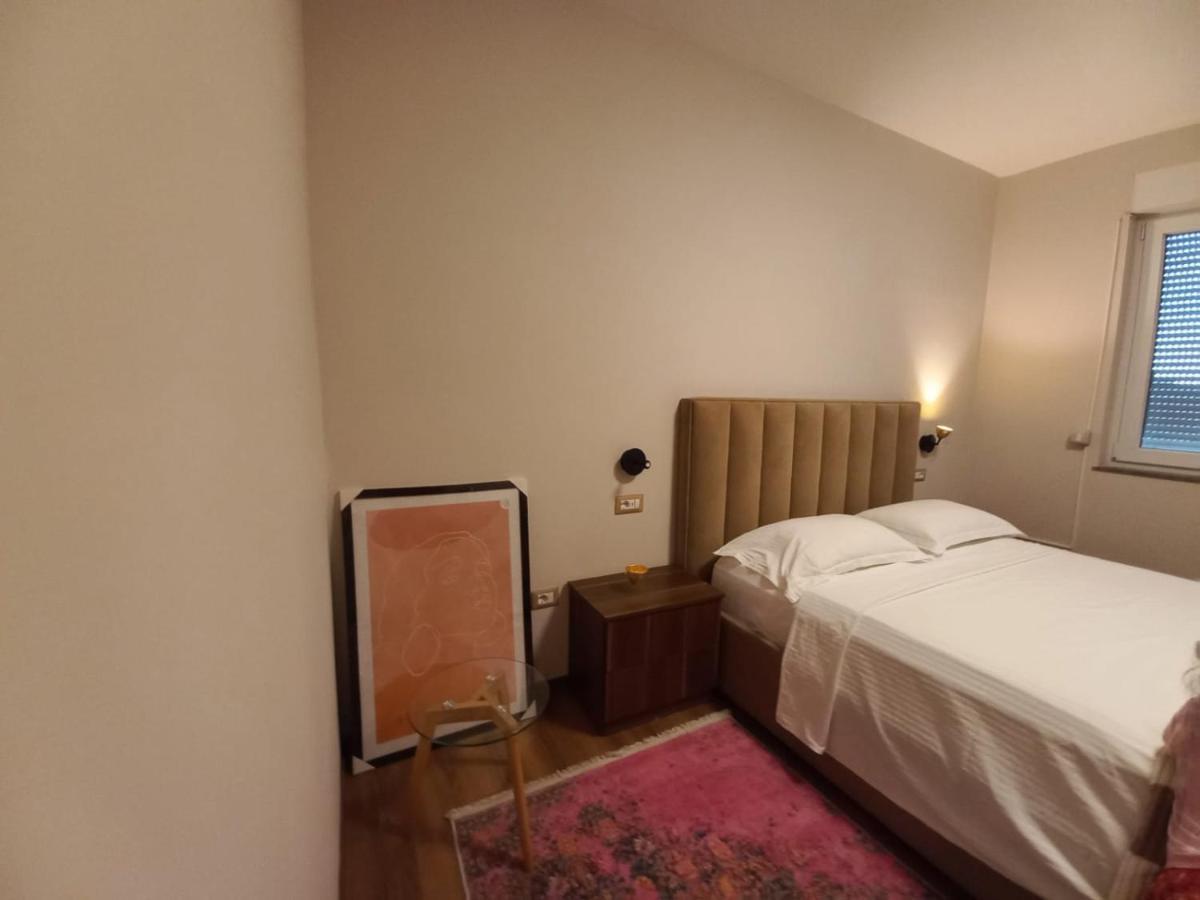 Penthouse Rooms & Aparts Tirana Bagian luar foto