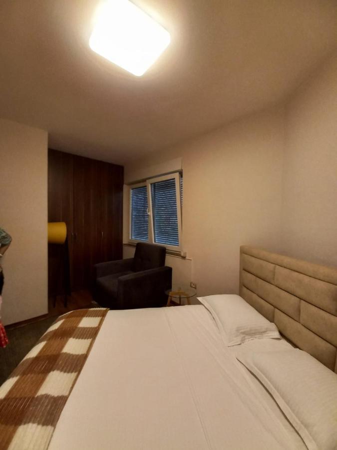 Penthouse Rooms & Aparts Tirana Bagian luar foto