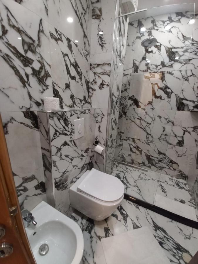 Penthouse Rooms & Aparts Tirana Bagian luar foto