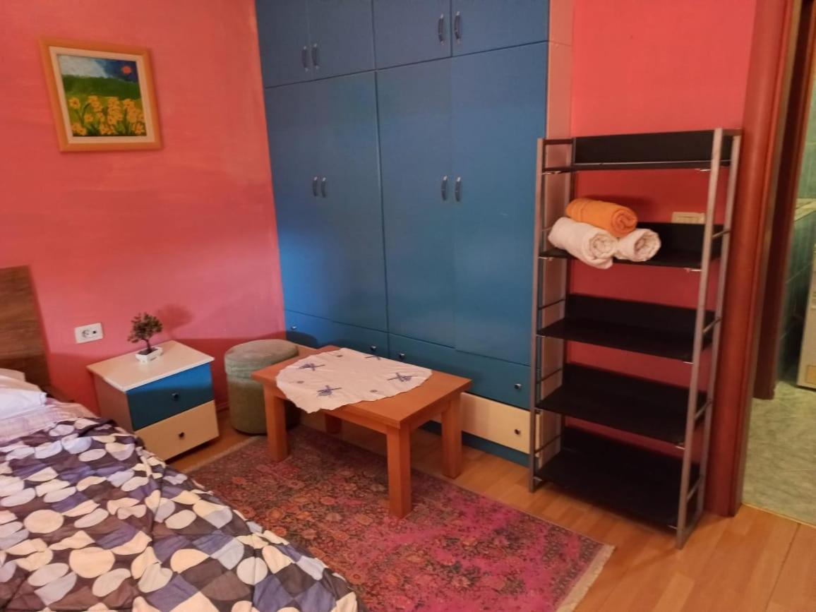 Penthouse Rooms & Aparts Tirana Bagian luar foto
