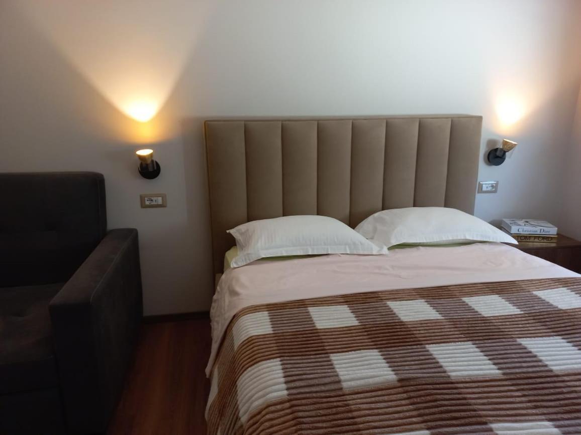 Penthouse Rooms & Aparts Tirana Bagian luar foto