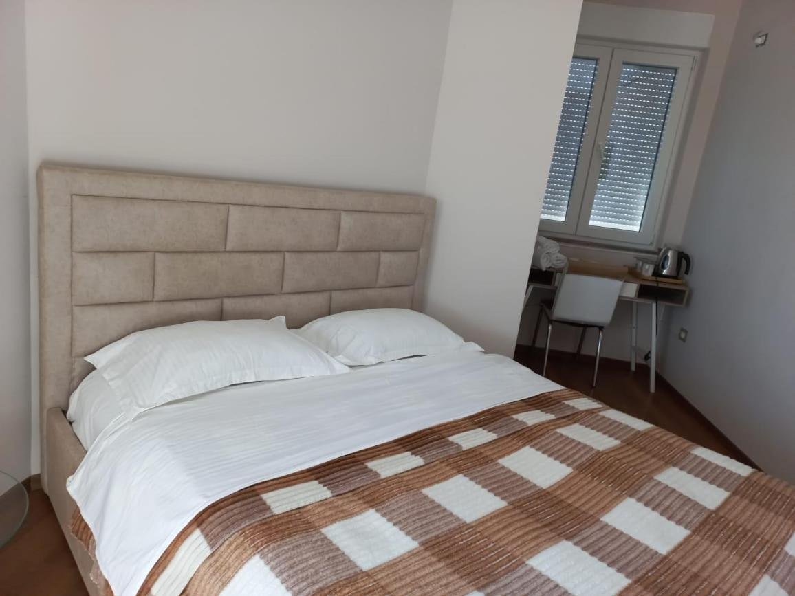 Penthouse Rooms & Aparts Tirana Bagian luar foto