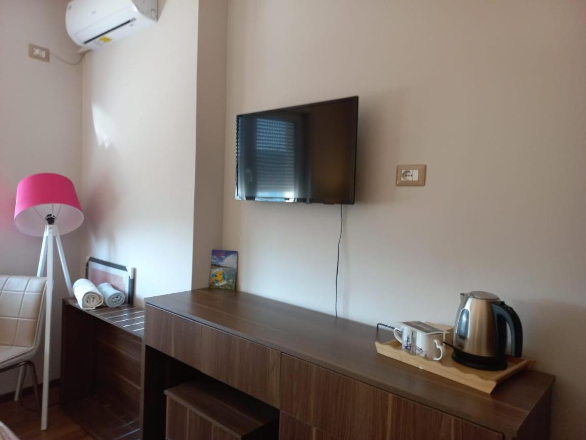 Penthouse Rooms & Aparts Tirana Bagian luar foto