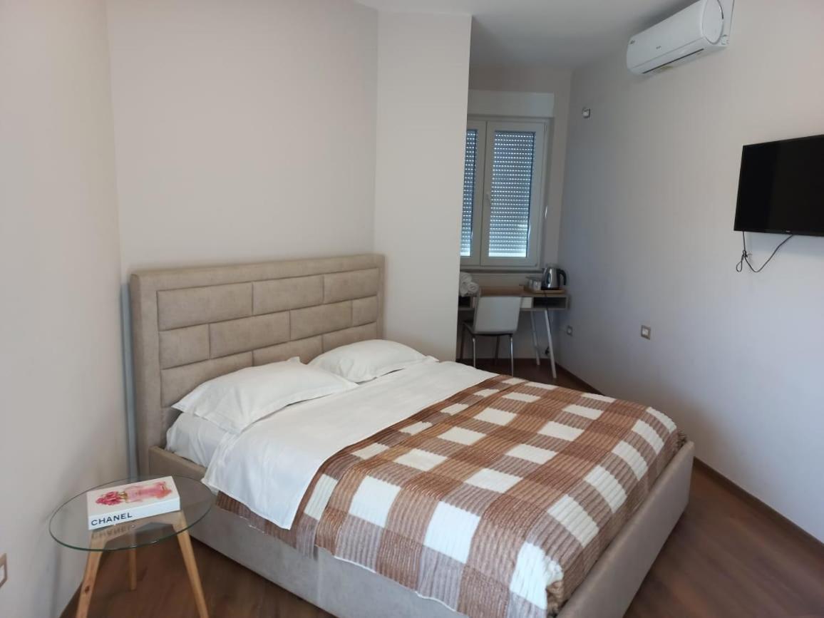 Penthouse Rooms & Aparts Tirana Bagian luar foto