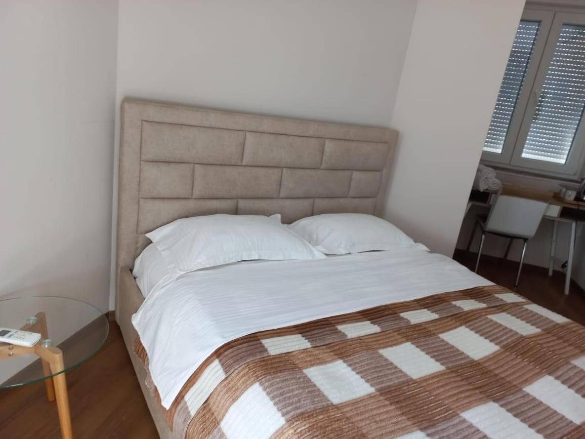 Penthouse Rooms & Aparts Tirana Bagian luar foto